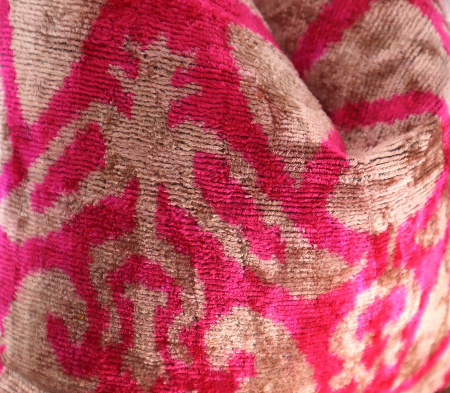 Almohada decorativa geométrica Canvello de color rosa y beige con relleno de plumas - 16 x 16 pulgadas