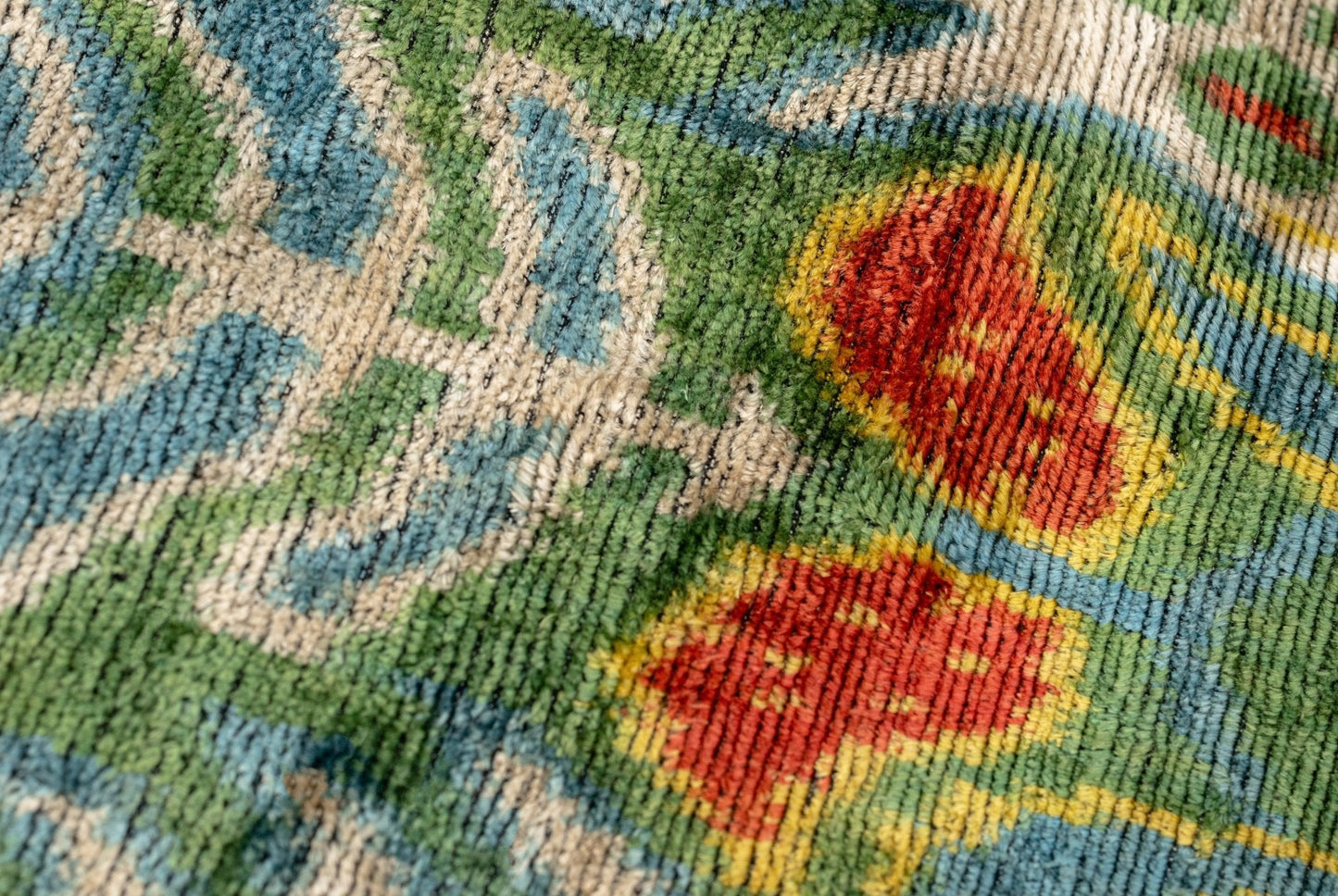 Exquisita almohada de terciopelo de seda Ikat hecha a mano de Canvello de 16 x 24 pulgadas con relleno de plumas de primera calidad: colores vibrantes teñidos con vegetales 