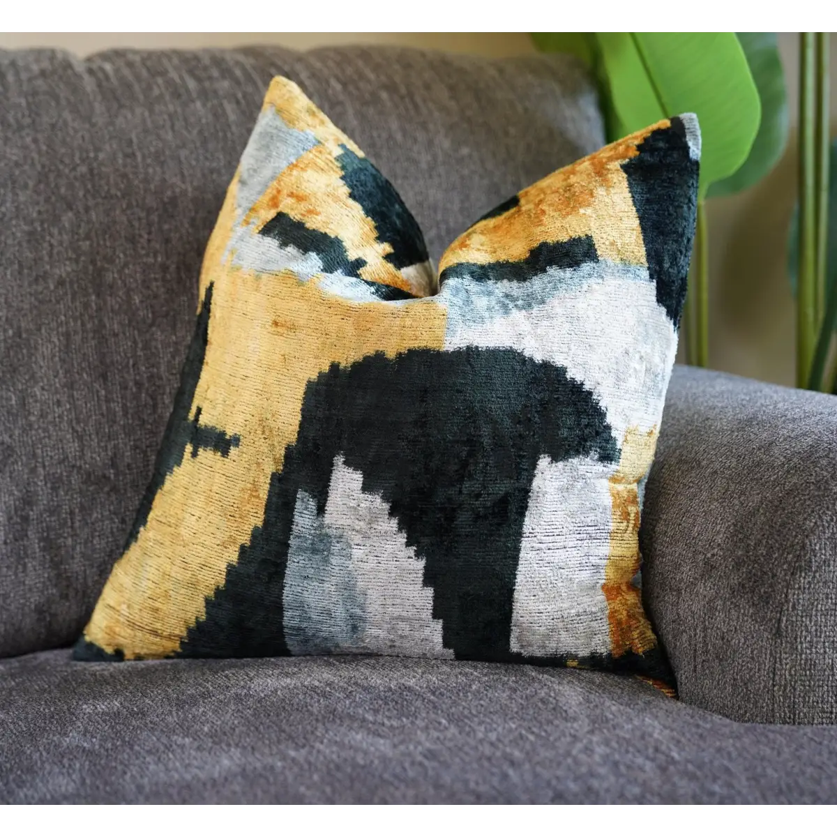 Canvello Handmade Black And Gold Throw Pillows | 18x18 - Canvello