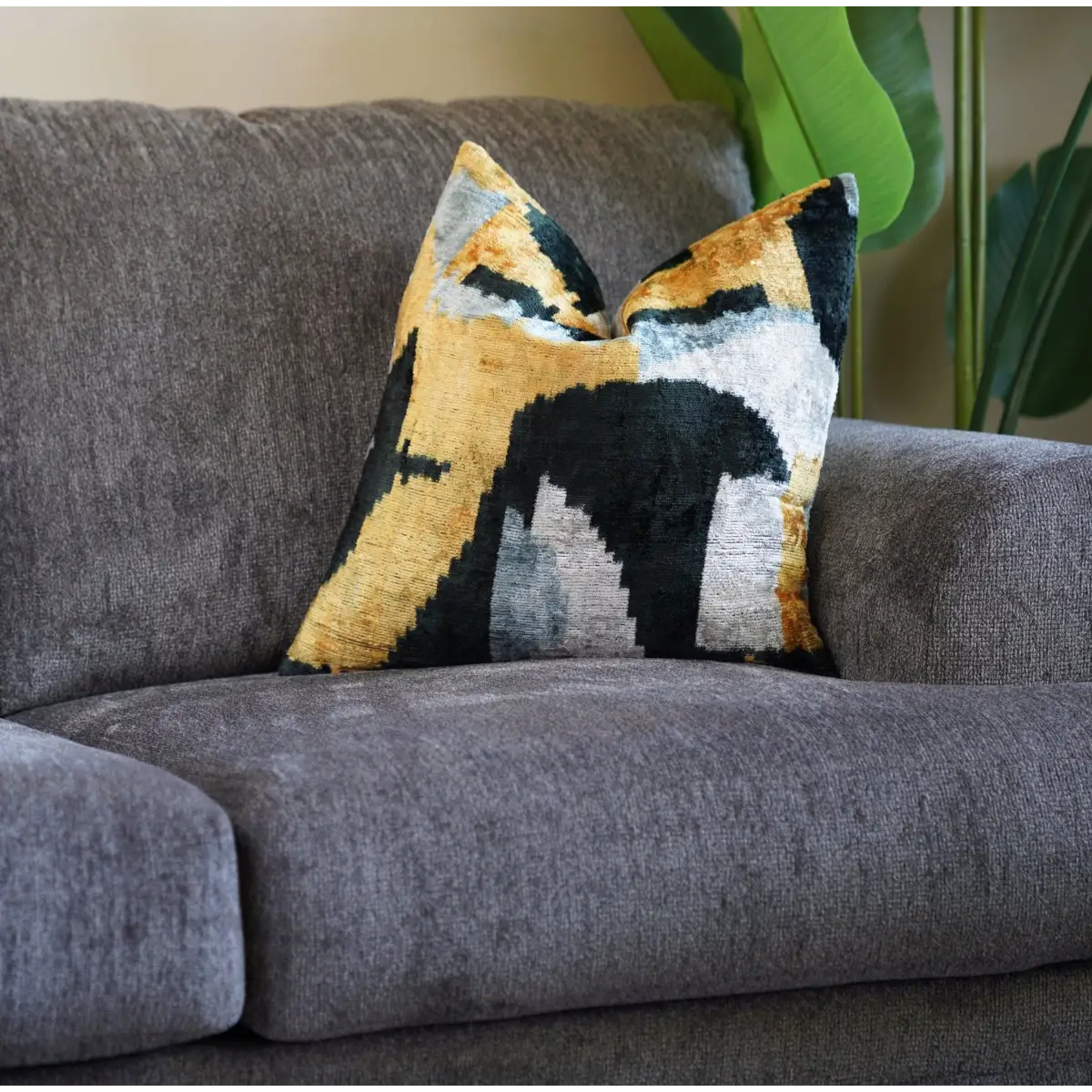 Canvello Handmade Black And Gold Throw Pillows | 18x18 - Canvello