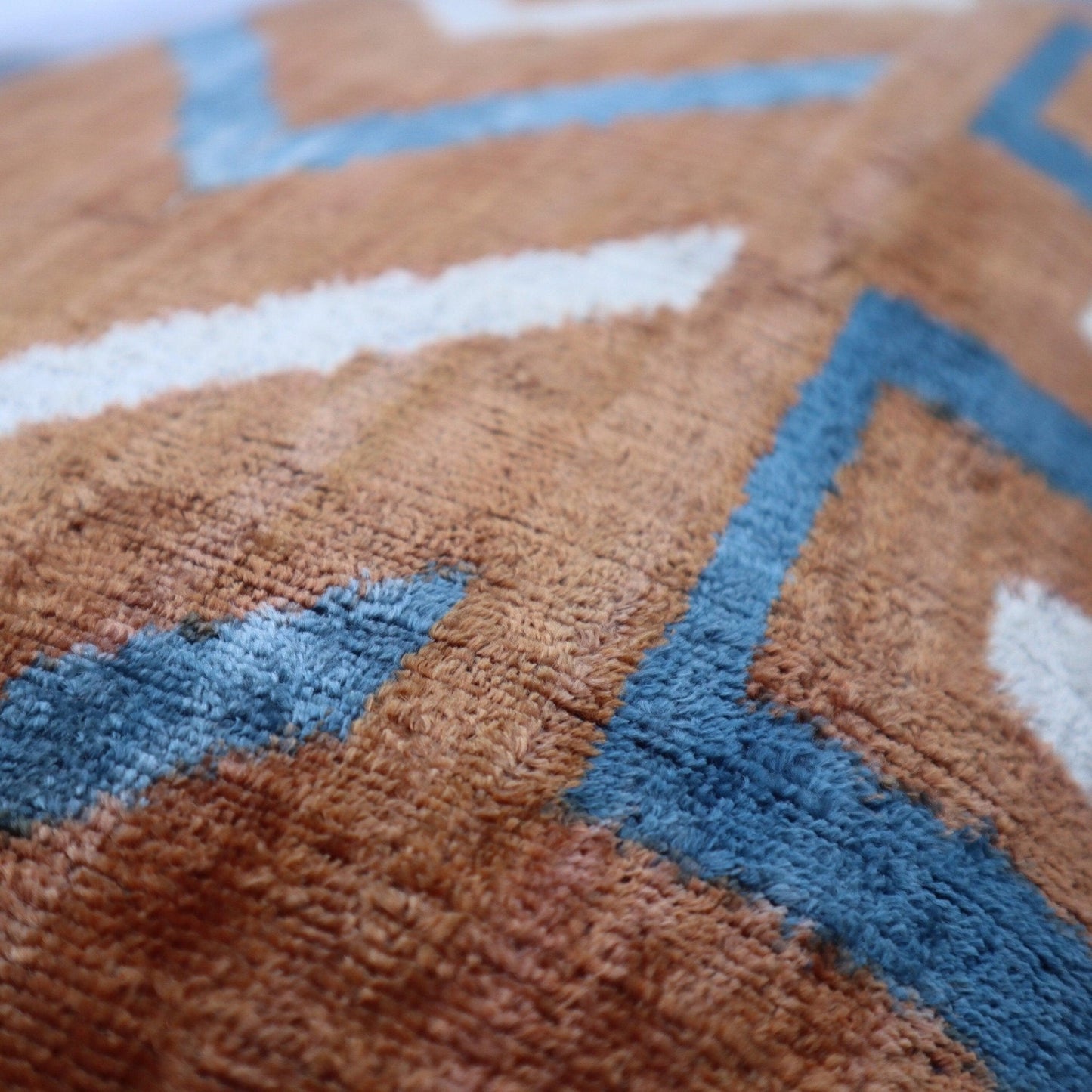 Coussin Canvello marron et bleu fait main avec housse en duvet - 16x24