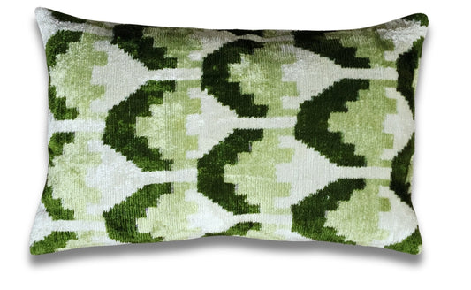 Almohada de terciopelo Ikat de seda geométrica verde hecha a mano de Canvello - 11" X 15"