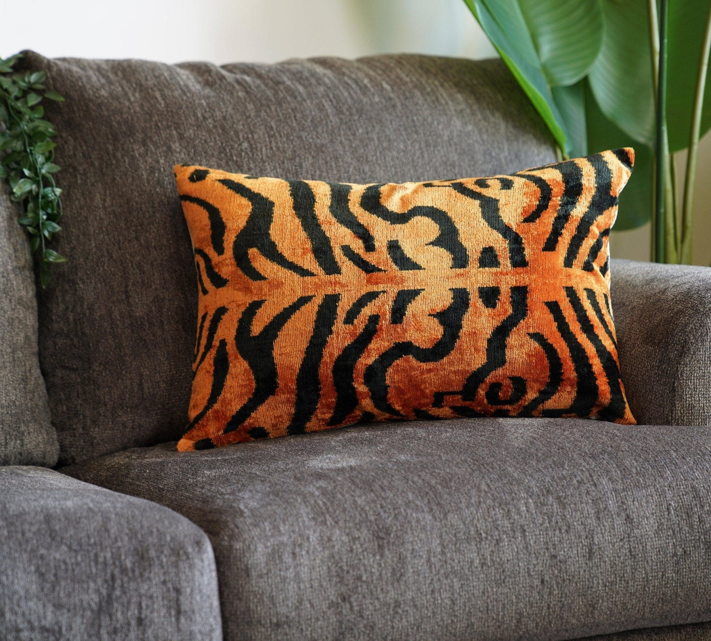 Coussin en velours imprimé tigre fait main Canvello avec insert en duvet - 16 x 24 po