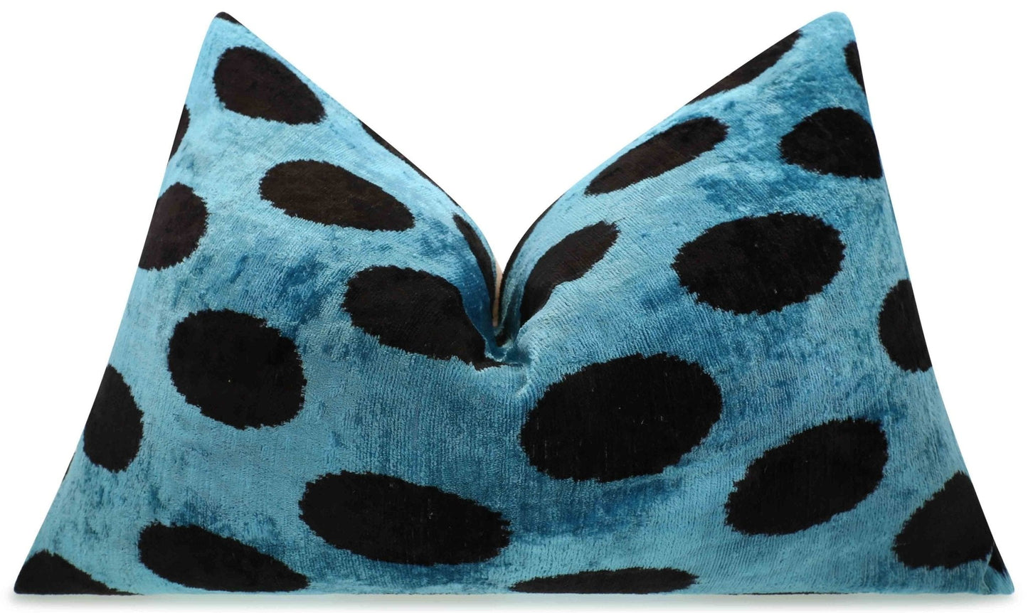 Almohada lumbar de terciopelo hecha a mano Canvello con diseño de lunares azules y negros: detalle decorativo de alta calidad de 16 x 24 pulgadas con inserto de plumas de primera calidad