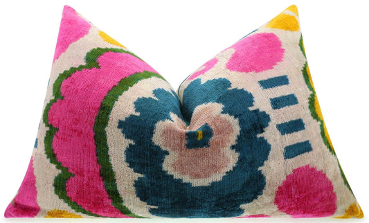 Coussin lombaire en velours fait main Canvello au motif floral Ikat rose vif, bleu sarcelle et jaune - Accent décoratif de haute qualité 16 x 24 pouces pour canapés, divans et décoration intérieure