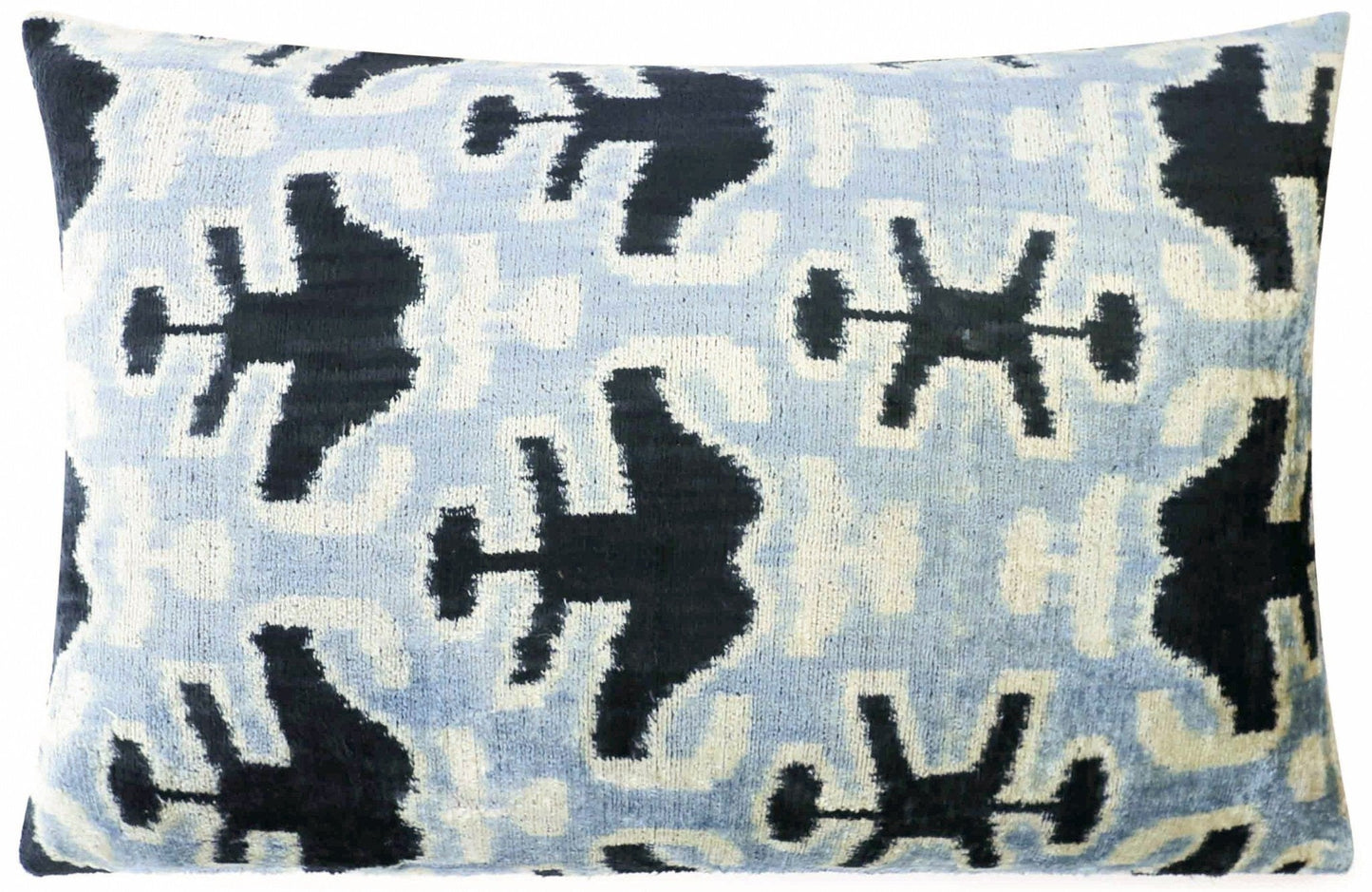 Almohada lumbar de terciopelo hecha a mano Canvello en diseño Ikat gris y negro: detalle decorativo de alta calidad de 16 x 24 pulgadas con inserto de plumas de primera calidad para sofás, sillones y diseño de interiores