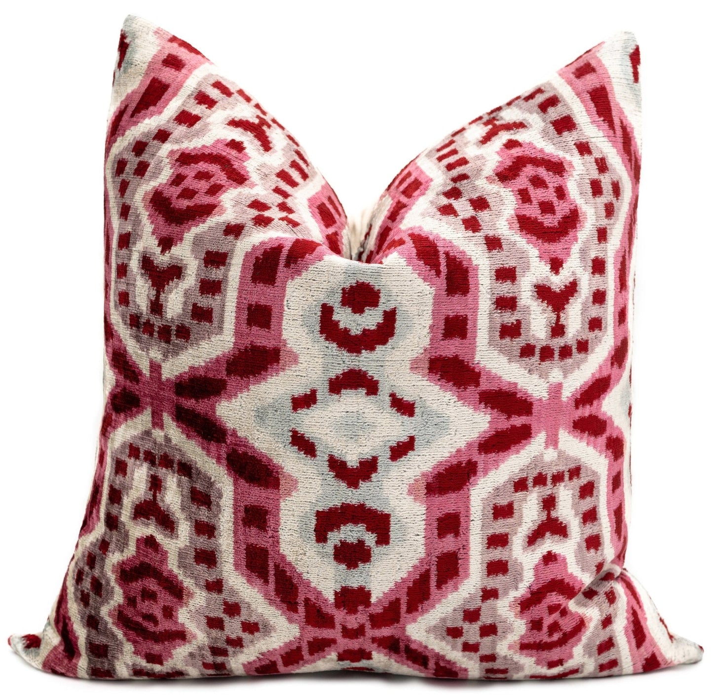 Almohada decorativa de terciopelo hecha a mano Canvello con diseño Ikat rojo y rosa: acento decorativo de alta calidad de 20 x 20 pulgadas con plumas de primera calidad