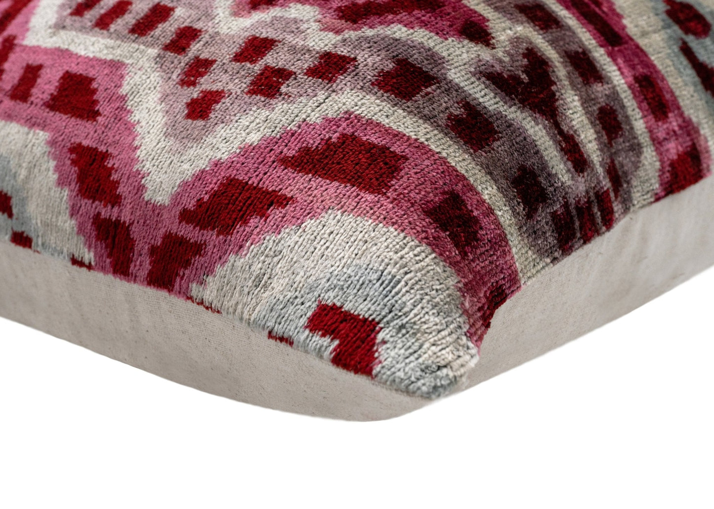 Almohada decorativa de terciopelo hecha a mano Canvello con diseño Ikat rojo y rosa: acento decorativo de alta calidad de 20 x 20 pulgadas con plumas de primera calidad