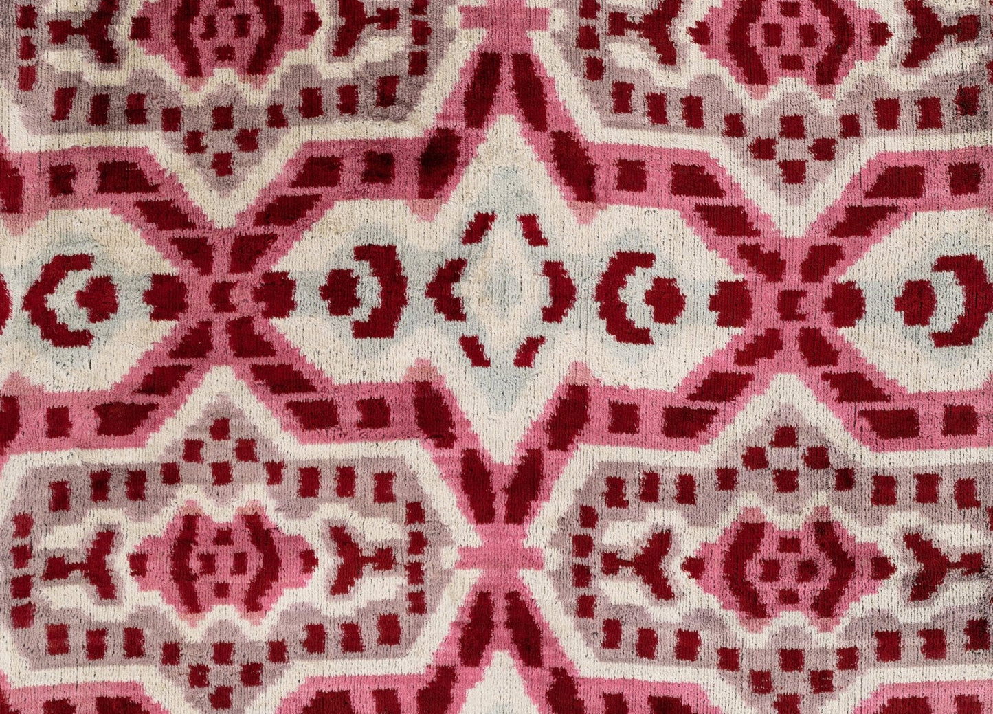 Almohada decorativa de terciopelo hecha a mano Canvello con diseño Ikat rojo y rosa: acento decorativo de alta calidad de 20 x 20 pulgadas con plumas de primera calidad