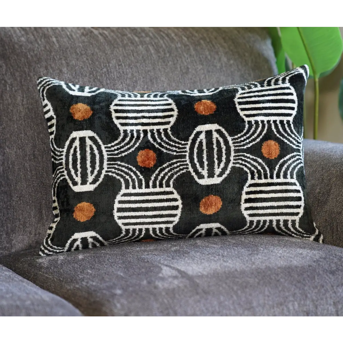 Canvello Luxury Decorative Black Throw Pillow | 16 x 24 in (40 x 60 cm) - Canvello