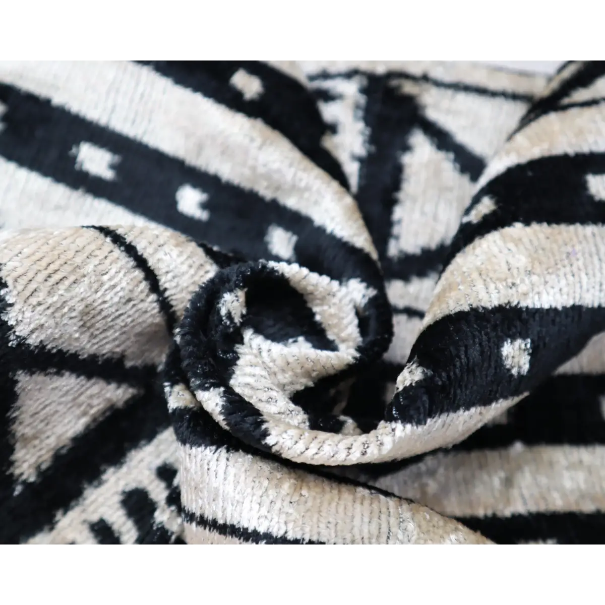 Canvello Luxury Decorative Black & White Throw Pillow | 16 x 24 in (40 x 60 cm) - Canvello