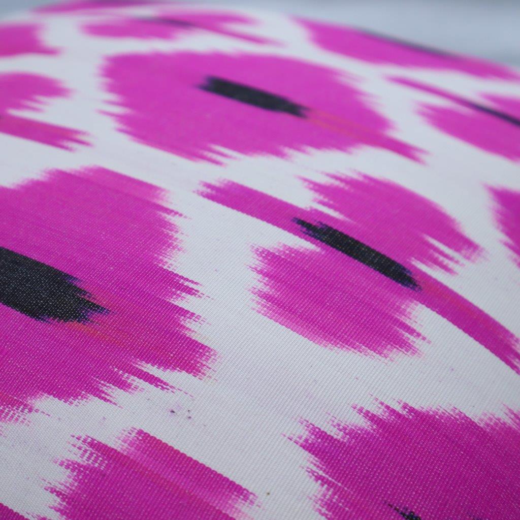 Almohada de seda turca Ikat rosa de Canvello, 40,6 x 40,6 cm