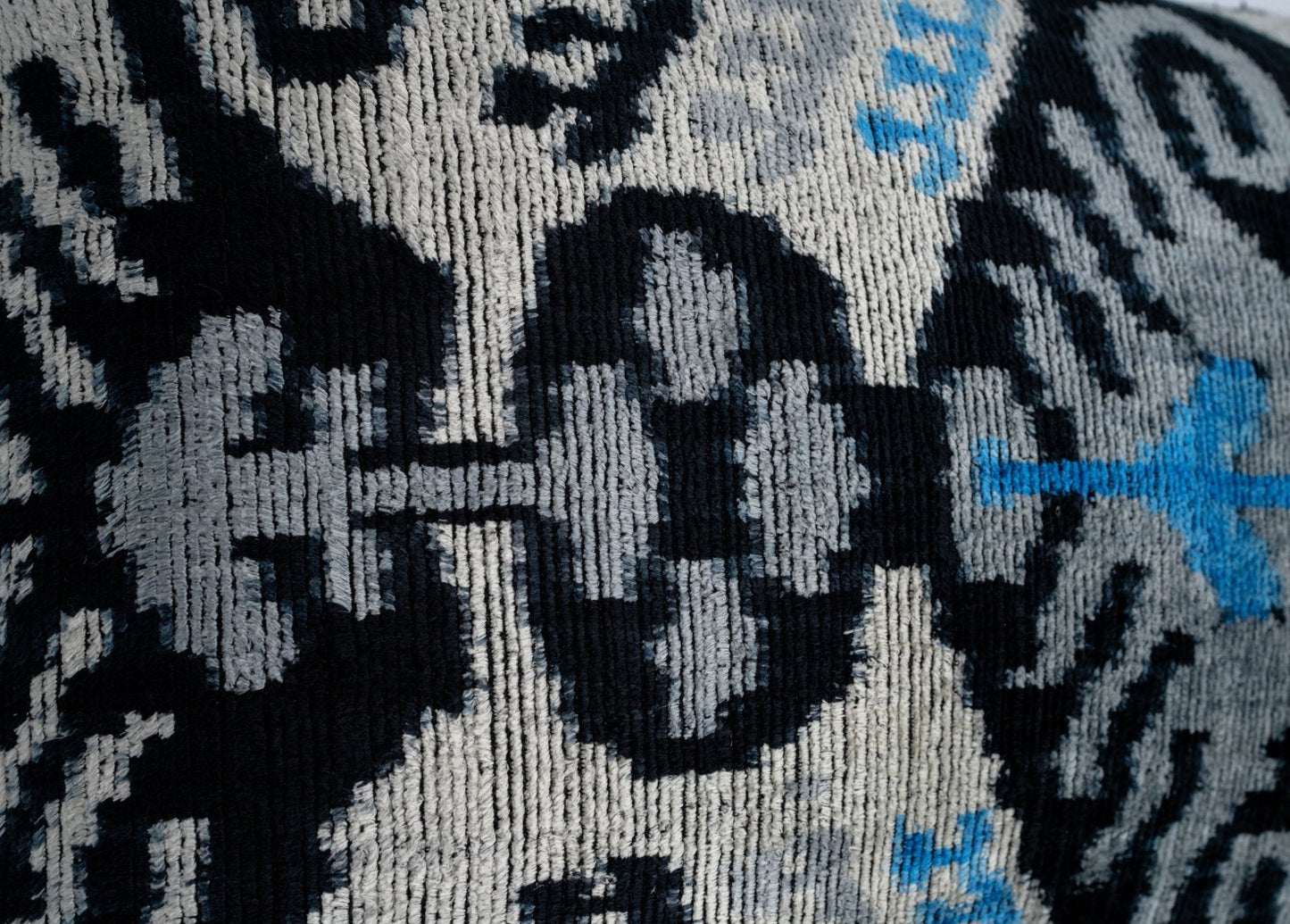 ALMOHADA EXCLUSIVA CANVELLO, + PLUMAS DE AGUA, COJÍN PARA SILLÍN, TELA DE LUJO, ALMOHADA ESTILO IKAT DE SEDA AZUL NEGRA DECORATIVA, 16 X 24 