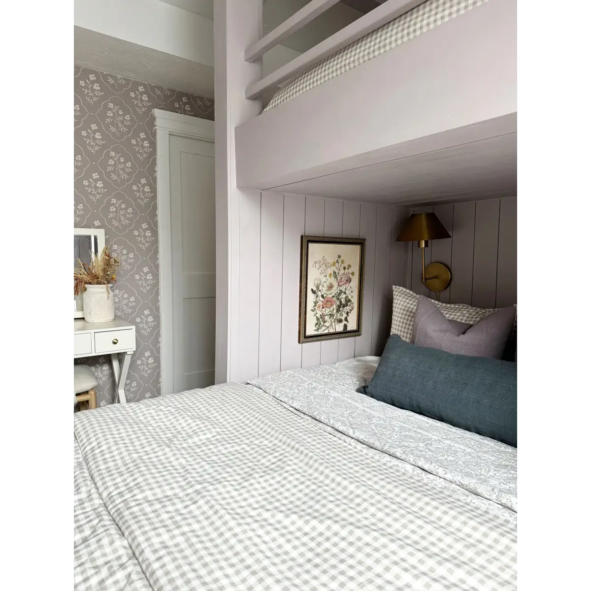 Della Wallpaper - Delicate Flower Medallion - by Daphne and Sage - Loomwell Home Goods