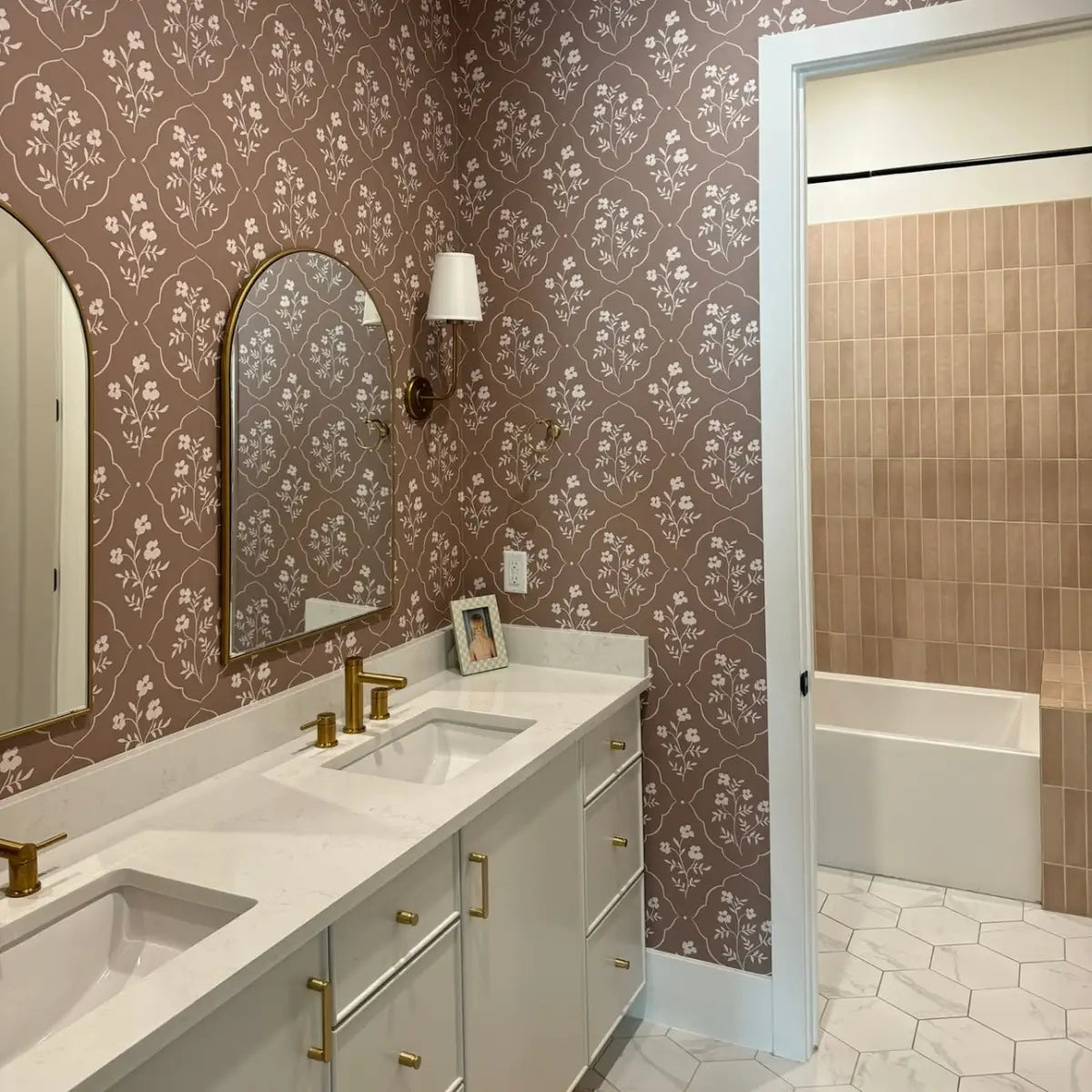 Della Wallpaper - Delicate Flower Medallion - by Daphne and Sage - Loomwell Home Goods