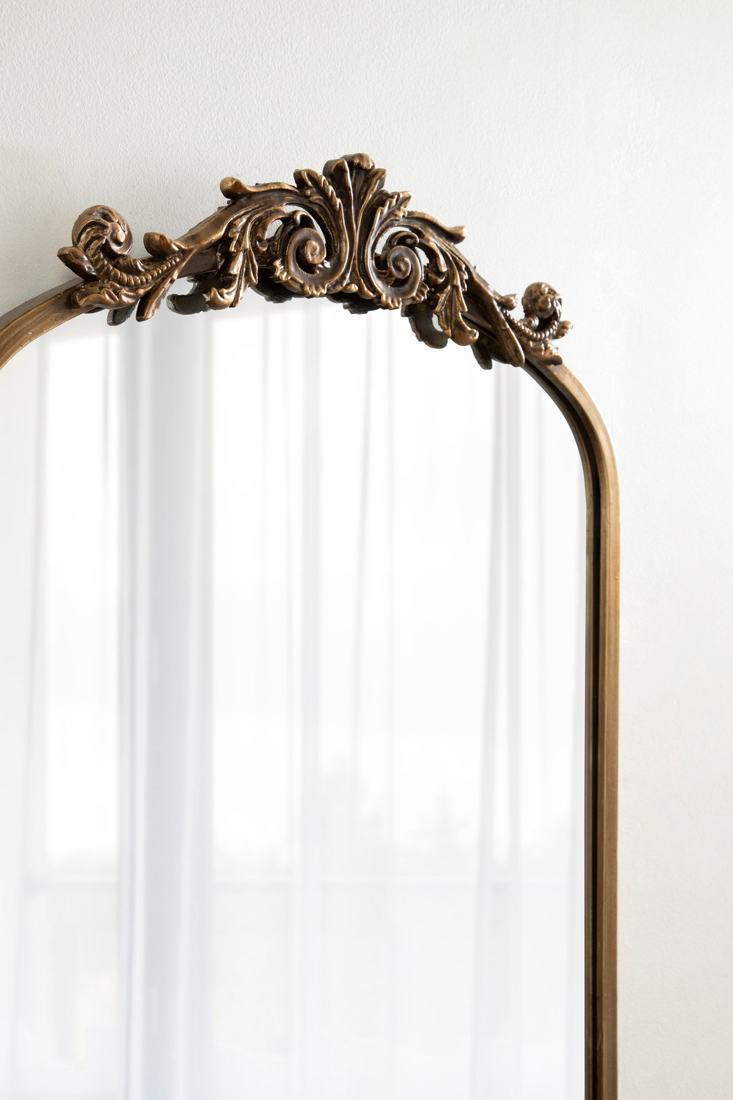 Arendahl Elegant Arch Mirror with Shelf