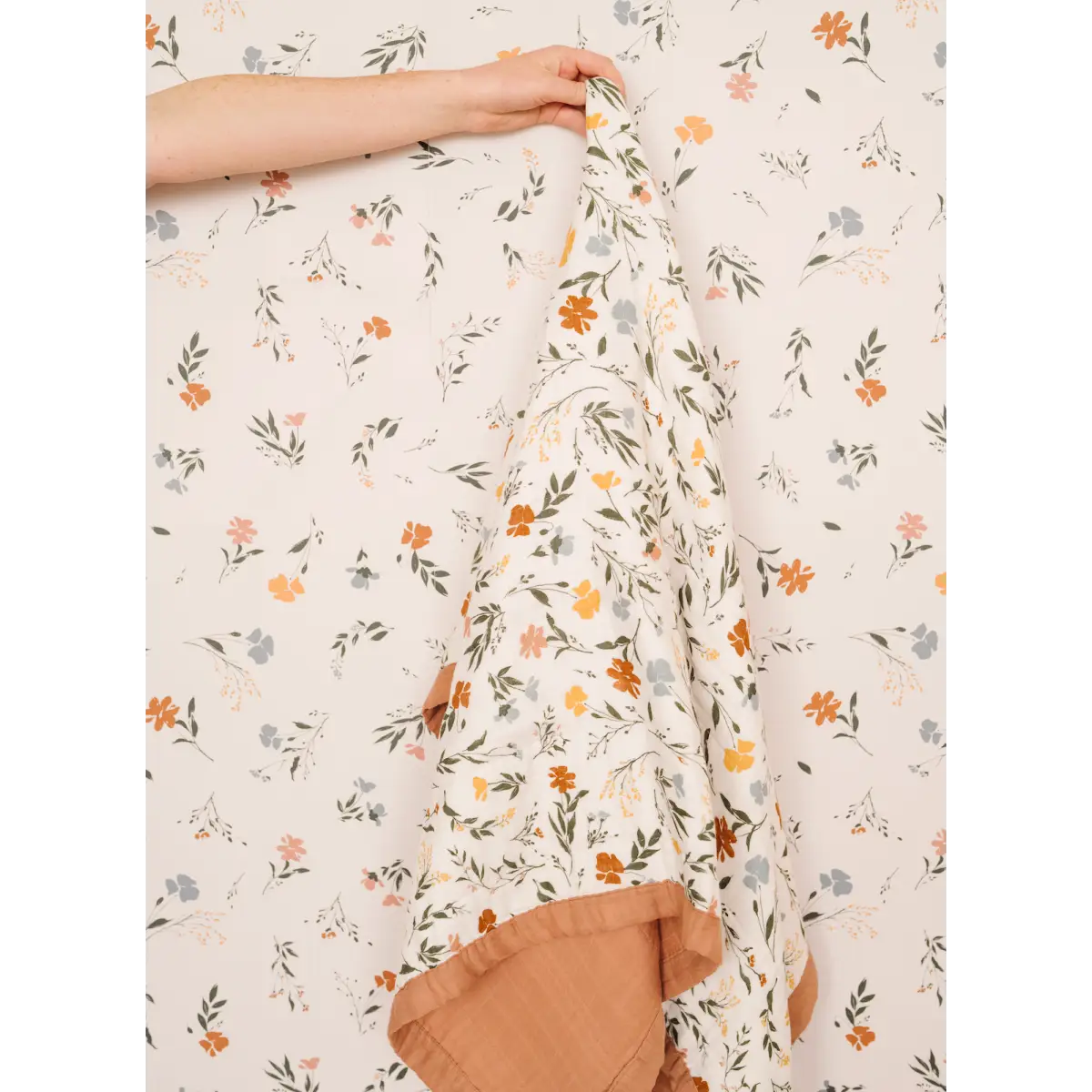 Fleurs Wallpaper - Scattered Flowers for Baby - by Saranoni - Loomwell Home Goods