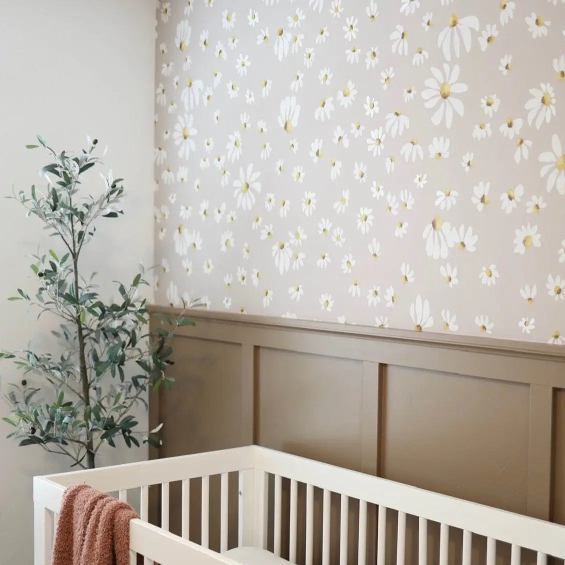 Gwen Wallpaper - White Daisies - Morgan Casteel - Loomwell Home Goods