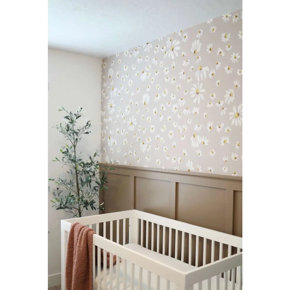 Gwen Wallpaper - White Daisies - Morgan Casteel - Loomwell Home Goods