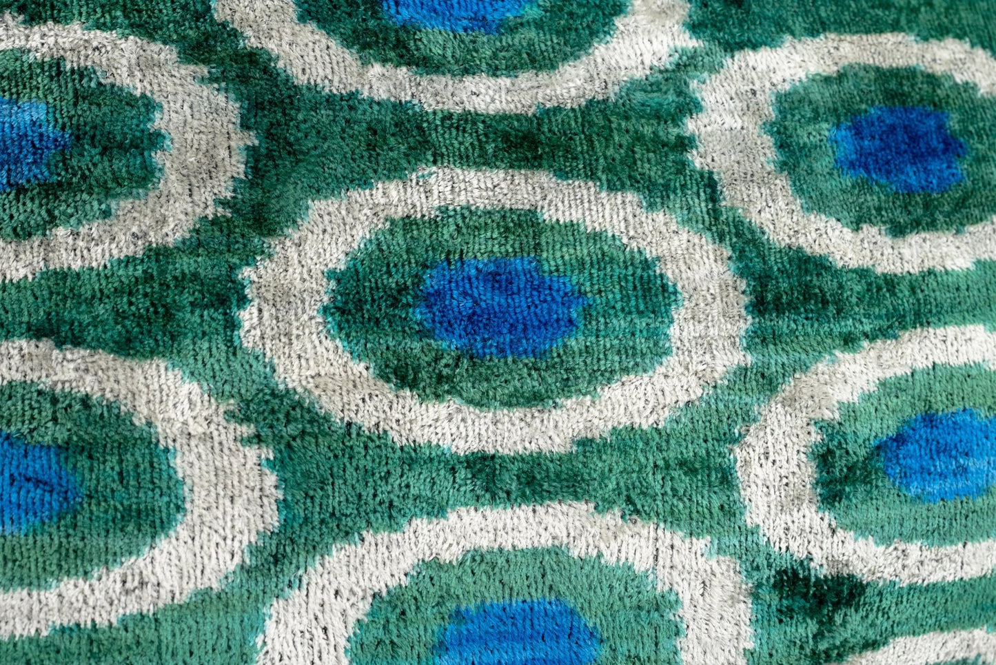 Coussin décoratif fait main en forme de cercle vert et bleu - 16 x 24 pouces, velours de soie, teinture végétale avec insert en plumes de duvet de qualité supérieure