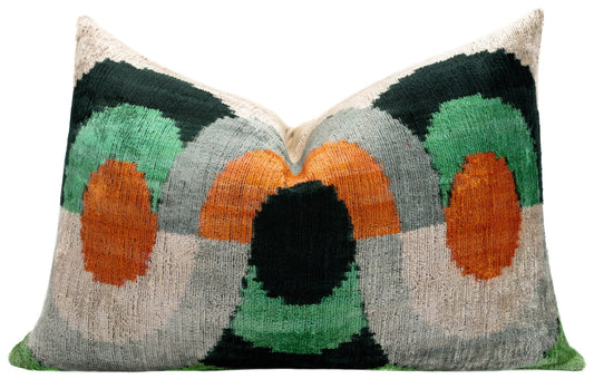 Coussin décoratif fait main au motif abstrait orange, noir et vert - 16 x 24 pouces, velours de soie, teinture végétale avec insert en plumes de duvet de qualité supérieure