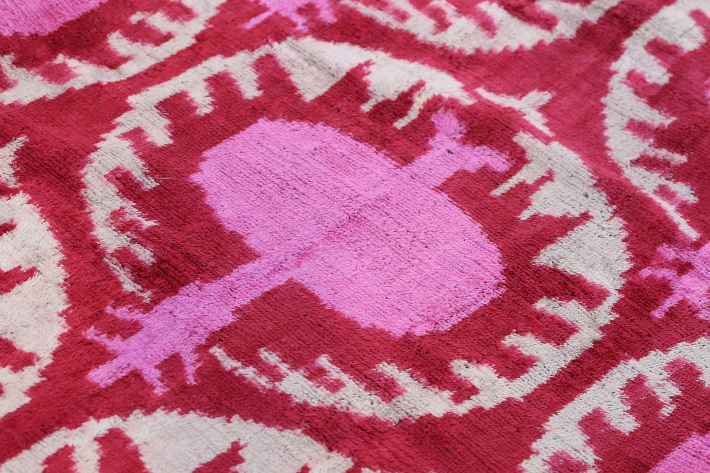 Almohada lumbar de terciopelo hecha a mano con diseño floral Ikat rojo y rosa: detalle decorativo de alta calidad de 16 x 24 pulgadas con inserto de plumas de primera calidad