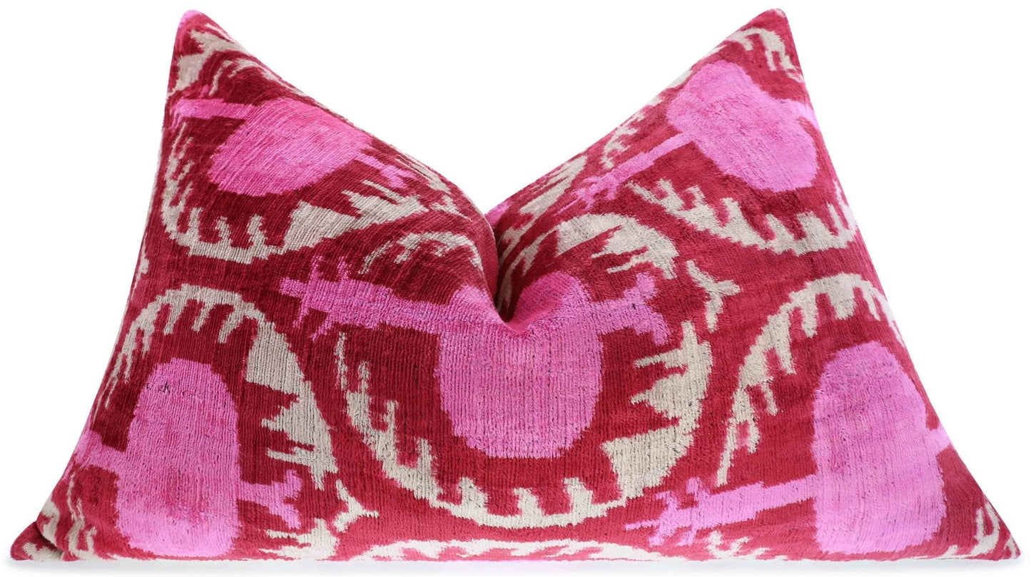 Almohada lumbar de terciopelo hecha a mano con diseño floral Ikat rojo y rosa: detalle decorativo de alta calidad de 16 x 24 pulgadas con inserto de plumas de primera calidad