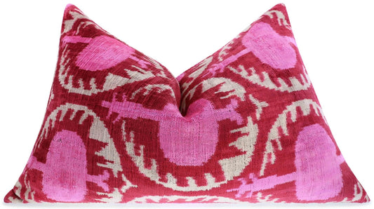 Coussin lombaire en velours fait main au motif floral Ikat rouge et rose - Accent décoratif de haute qualité 16 x 24 pouces avec insert en plumes de duvet de qualité supérieure