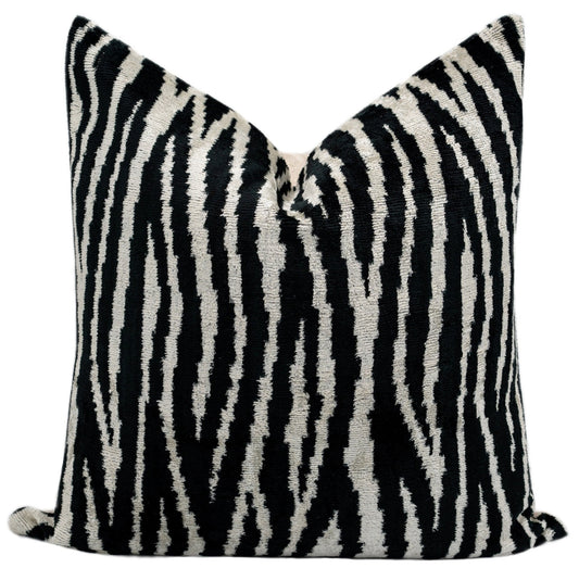 Almohada decorativa de terciopelo hecha a mano con diseño de estampado de cebra en blanco y negro: acento decorativo de alta calidad de 20 x 20 pulgadas con inserto de plumas de primera calidad