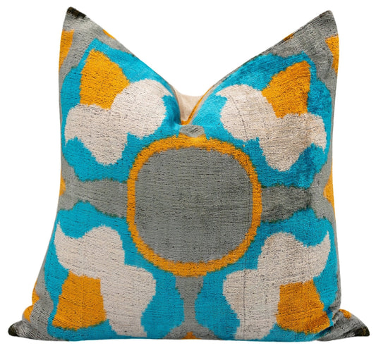 Almohada decorativa de terciopelo hecha a mano con diseño geométrico en azul, amarillo y gris. Detalles decorativos de alta calidad de 20 x 20 pulgadas con inserto de plumas de primera calidad para sofás, sillones y diseño de interiores.