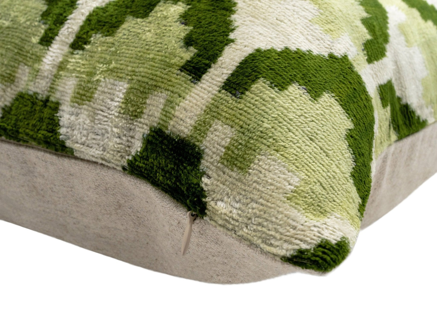 Almohada decorativa de terciopelo hecha a mano con diseño geométrico verde y crema. Detalles decorativos de alta calidad de 20 x 20 pulgadas con inserto de plumas de primera calidad.