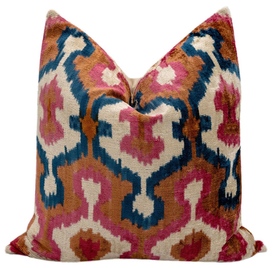 Almohada decorativa de terciopelo hecha a mano con diseño Ikat en rosa, azul y tostado: detalle decorativo de alta calidad de 20 x 20 pulgadas con inserto de plumas de primera calidad