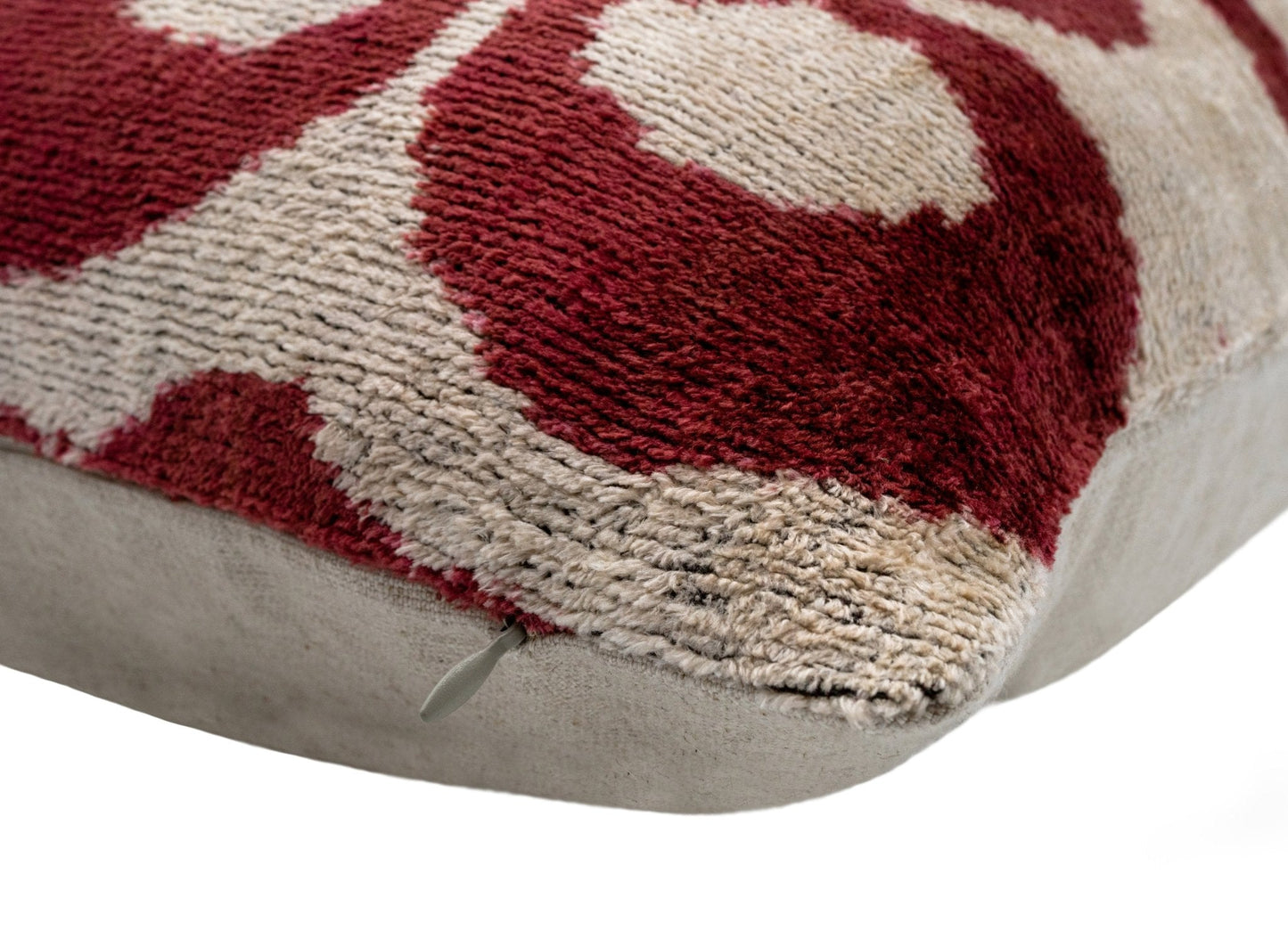 Almohada decorativa de terciopelo hecha a mano con diseño geométrico en rojo y beige: 20 x 20 pulgadas de alta calidad con inserto de plumas de primera calidad