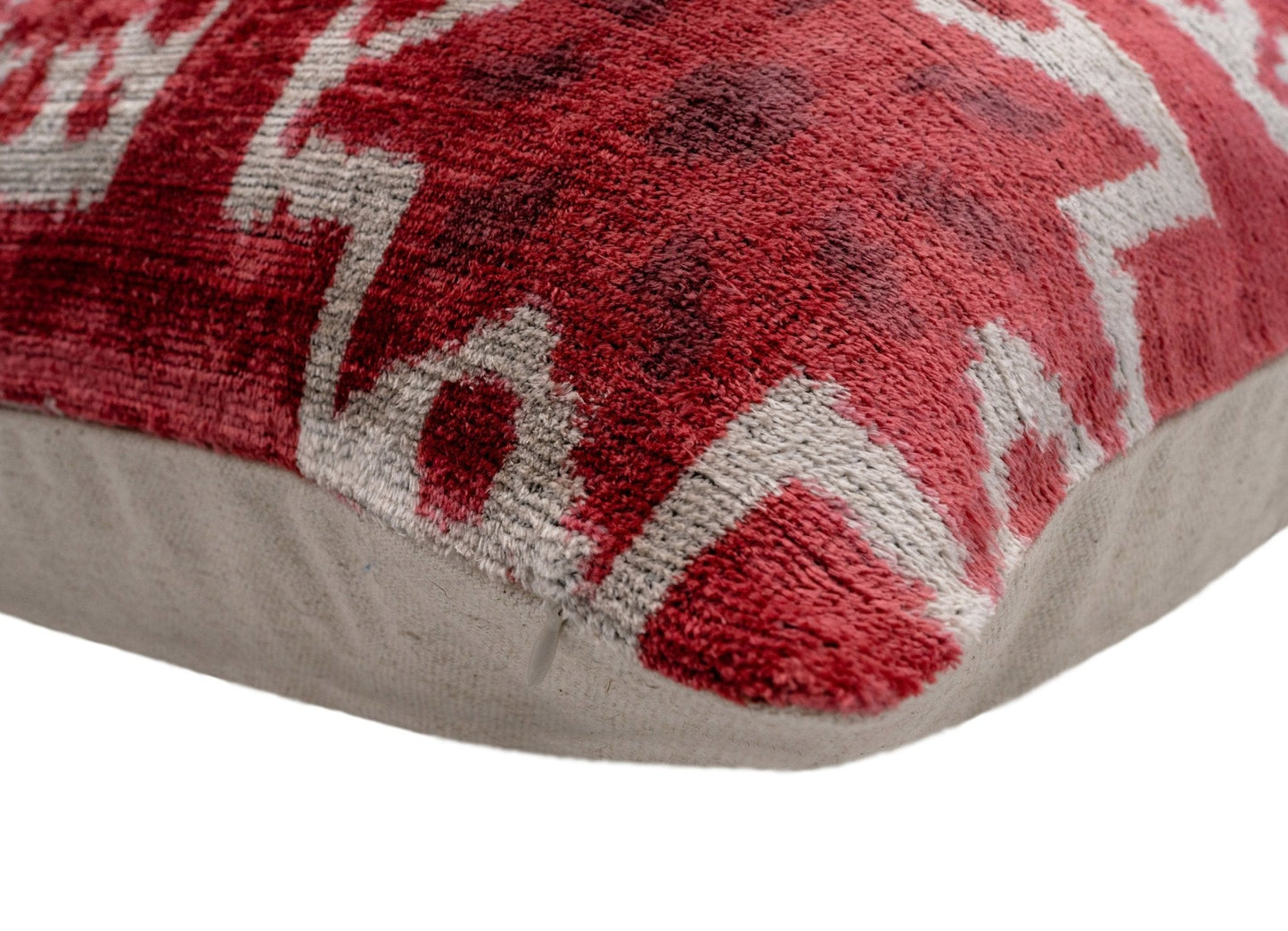 Almohada decorativa de terciopelo hecha a mano con diseño geométrico de estrellas en rojo y crema. Detalles decorativos de alta calidad de 20 x 20 pulgadas con inserto de plumas de primera calidad.