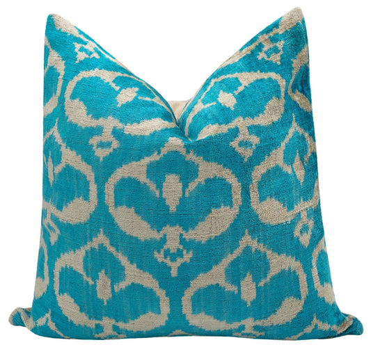 Almohada decorativa de terciopelo hecha a mano con diseño Ikat en turquesa y beige: detalle decorativo de alta calidad de 20 x 20 pulgadas con inserto de plumas de primera calidad para sofás, sillones y diseño de interiores