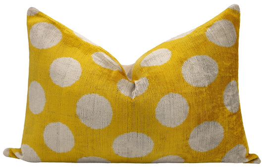 Coussin à pois jaune fait main - 16 x 24 pouces, teint végétal avec insert en plumes de duvet de qualité supérieure 