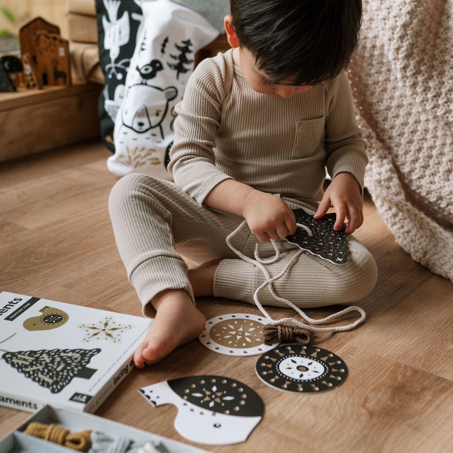 Adornos festivos y divertidos con cordones 