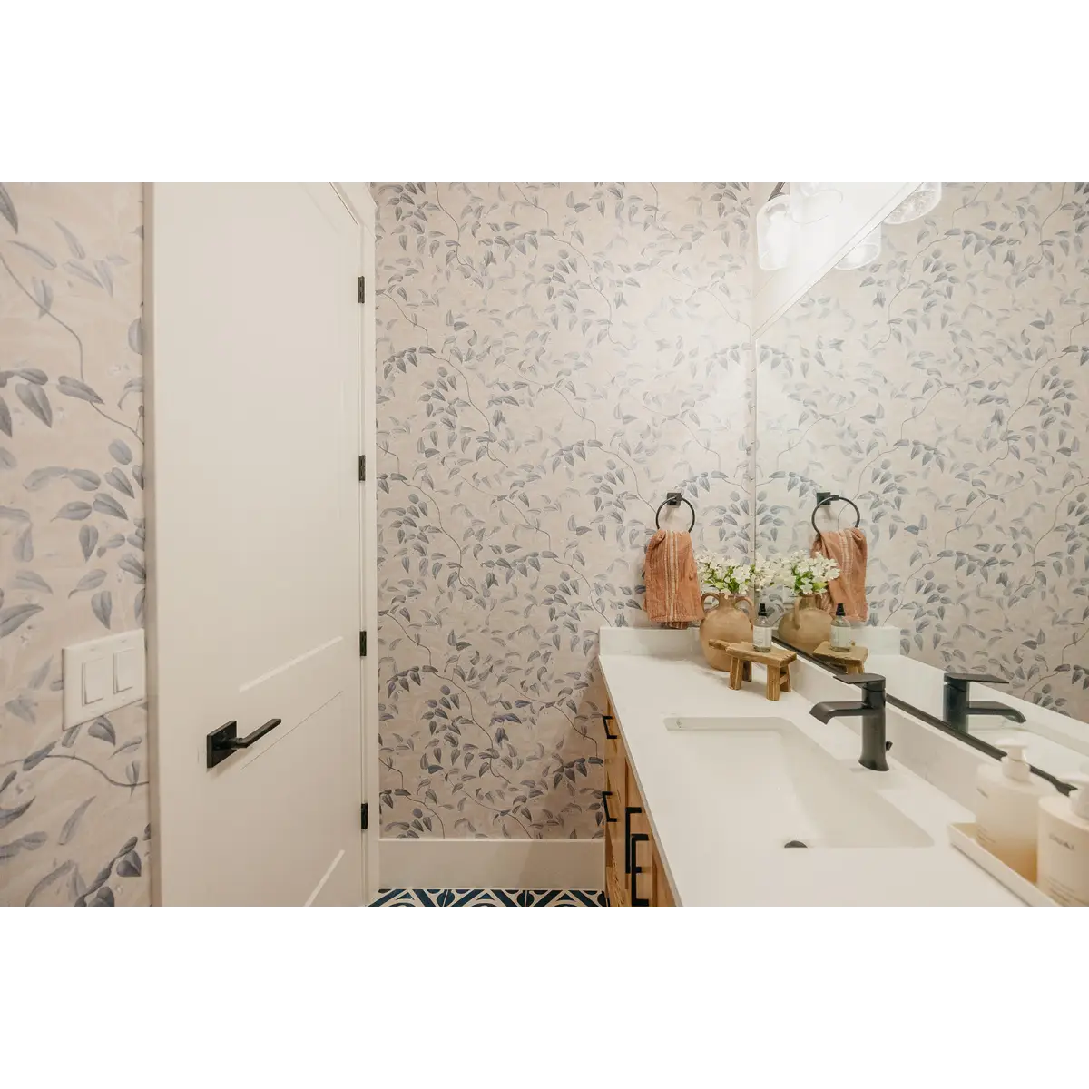 Hollins Wallpaper - Vines and Leaves - by Aynsley Ovard x Bloomery Decor - Loomwell Home Goods