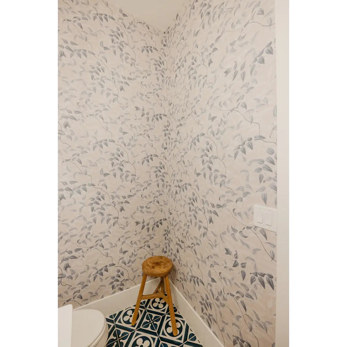 Hollins Wallpaper - Vines and Leaves - by Aynsley Ovard x Bloomery Decor - Loomwell Home Goods