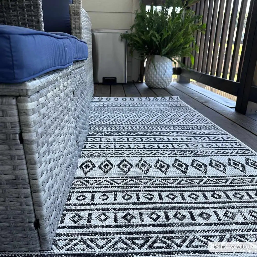 Imboden Black&White Outdoor Rug - 6’7’’ x 9’ Rectangle - Boutique Rugs