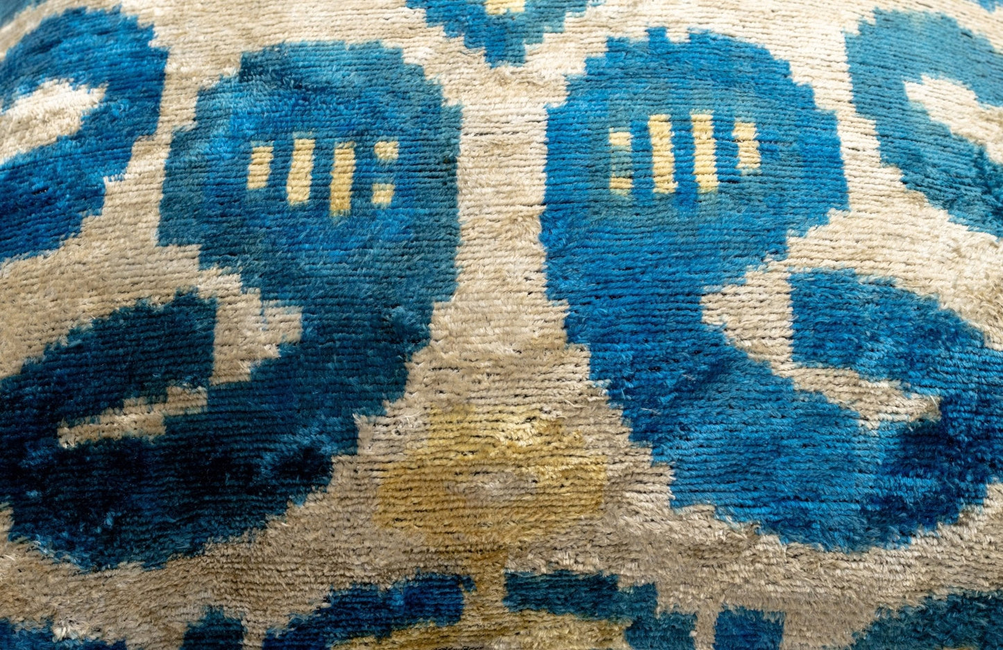 Lujosa almohada de terciopelo de seda Ikat de 16 x 24 pulgadas hecha a mano con relleno de plumas de primera calidad de Canvello: motivos en azul intenso y dorado 