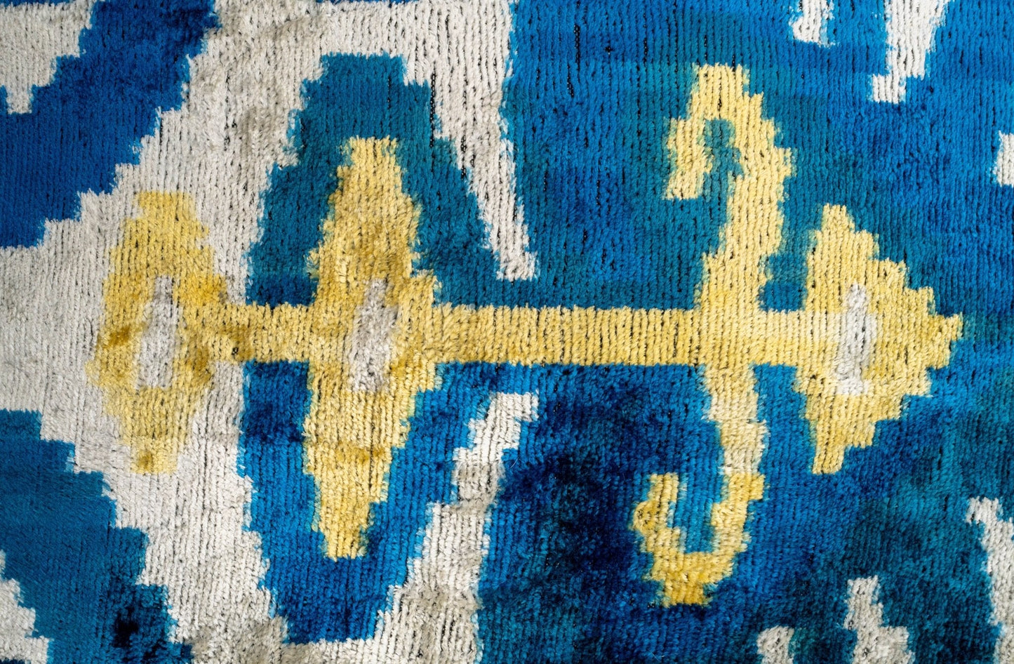 Lujosa almohada de terciopelo de seda Ikat de 16 x 24 pulgadas hecha a mano con relleno de plumas de primera calidad de Canvello: motivos en azul intenso y dorado 