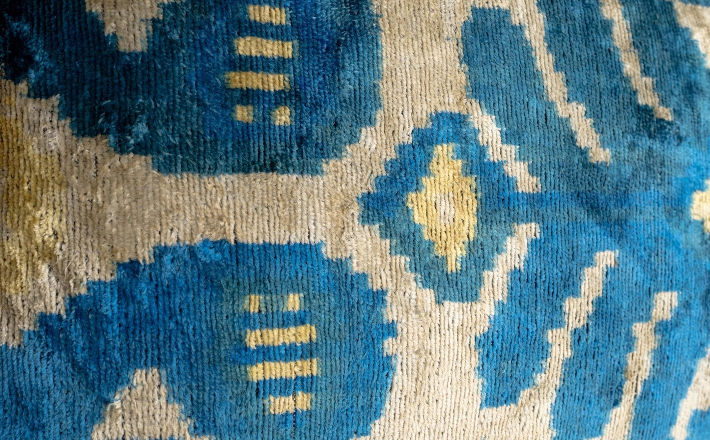 Lujosa almohada de terciopelo de seda Ikat de 16 x 24 pulgadas hecha a mano con relleno de plumas de primera calidad de Canvello: motivos en azul intenso y dorado 