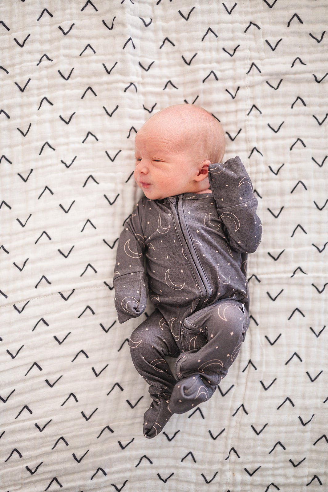 Muslin 6-Layer Blanket - Black Arrow - Harp Angel Boutique