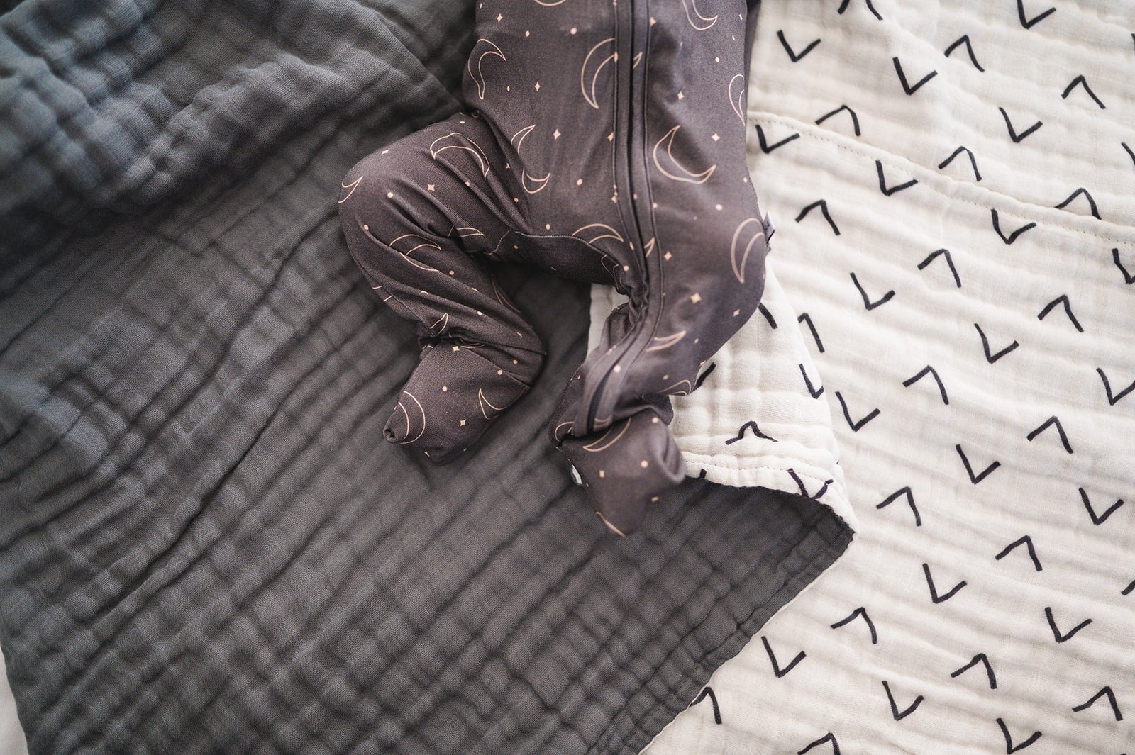 Muslin 6-Layer Blanket - Black Arrow - Harp Angel Boutique