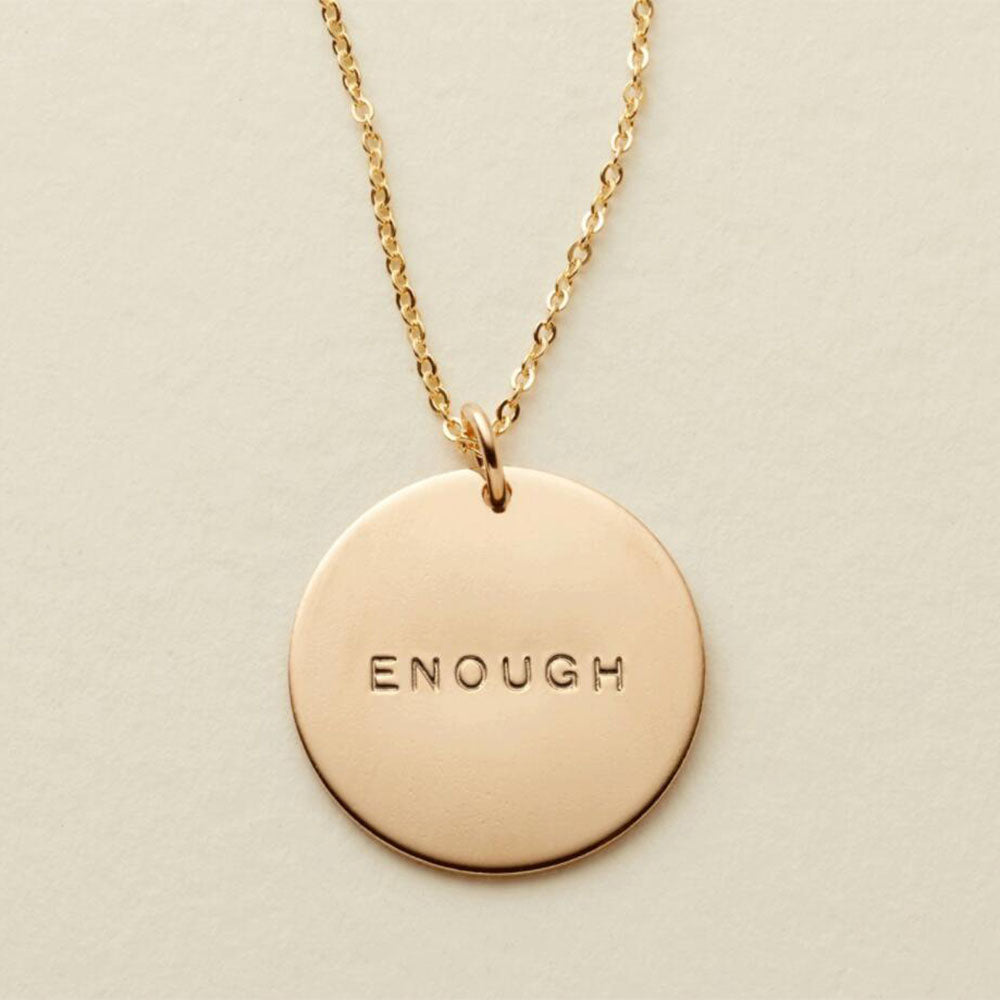 Delicado collar con colgante grabado en disco de oro con la palabra "Enough"