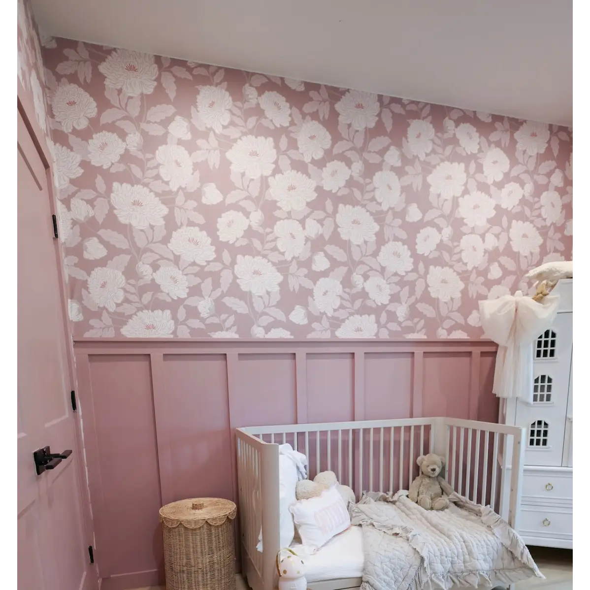 Riley Wallpaper - Elegant Flowers - by Gabriela Dachin - Loomwell Home Goods