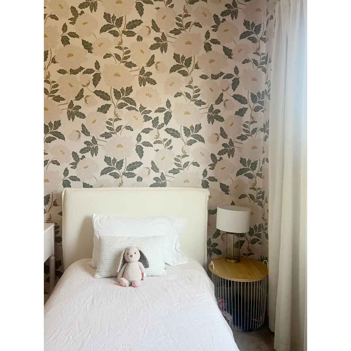 Riley Wallpaper - Elegant Flowers - by Gabriela Dachin - Loomwell Home Goods